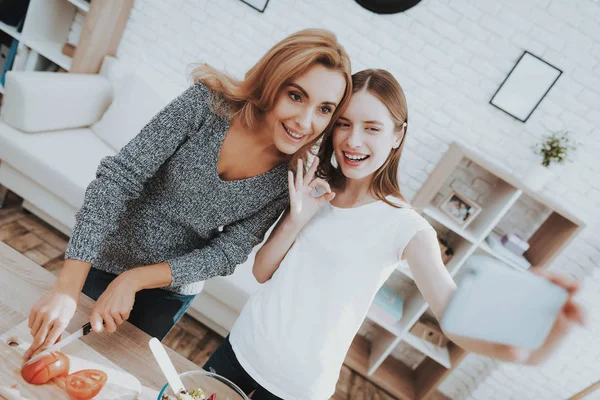Uśmiecha Się Matka Córka Biorąc Selfie Kuchni Relacji Rodzinie Wakacje — Zdjęcie stockowe