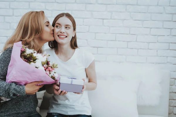 Fille Souriante Donne Des Fleurs Mère Cadeau Relation Dans Famille — Photo