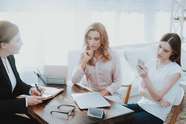 Mother Young Daughter Psychologist Office Inglés Visita Doctor Conflicto Familia — Foto de Stock