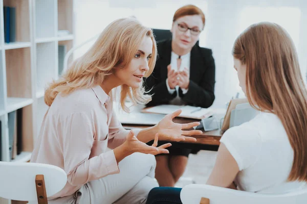 Mother Young Daughter Psychologist Office Inglés Visita Doctor Conflicto Familia — Foto de Stock