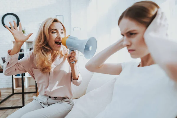 Pelea Entre Madre Hija Habitación Blanca Discusión Emocional Sentado Sofá — Foto de Stock