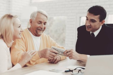 Yaşlı adam ve kadın ziyaret genç avukat ofiste. Önemli belgeler. Modern Hukuk Bürosu. Büyükbaba ve büyükanne. Gri saçlı insanlar. Genç savunucusu. Adalet ve Hukuk kavramları.