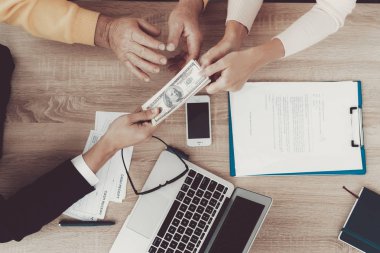 Yaşlı adam ve kadın ziyaret genç avukat ofiste. Önemli belgeler. Modern Hukuk Bürosu. Büyükbaba ve büyükanne. Gri saçlı insanlar. Genç savunucusu. Adalet ve Hukuk kavramları.