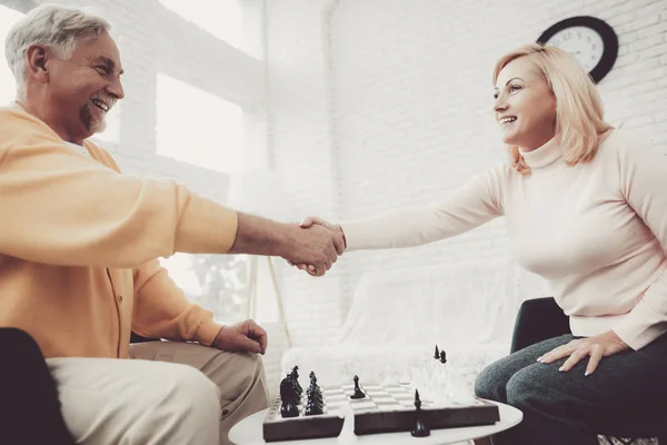 Пара Стариков Играющих Шахматы Дома Внутреннее Веселье Дедушка Бабушка Люди — стоковое фото