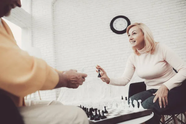 Par Gamla Personer Som Spelar Schack Hemma Inomhus Roligt Farfar — Stockfoto