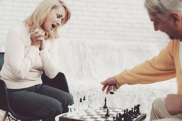 Par Viejos Jugando Ajedrez Casa Diversión Interior Abuelo Abuela Gente — Foto de Stock