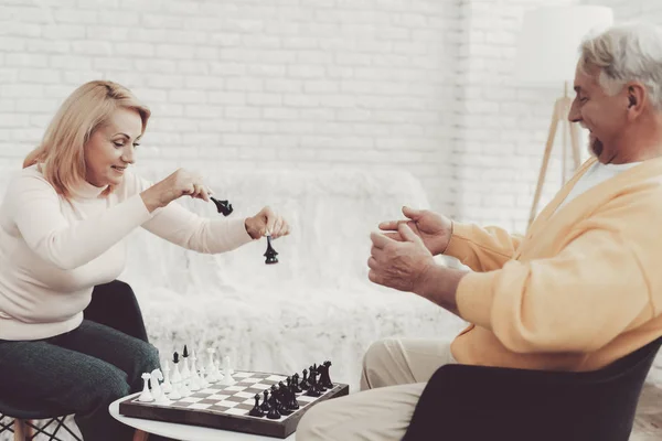 Par Viejos Jugando Ajedrez Casa Diversión Interior Abuelo Abuela Gente — Foto de Stock