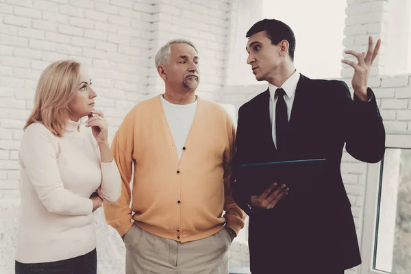 Mann Und Frau Beraten Sich Mit Dem Makler Büro Wichtige — Stockfoto