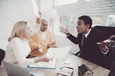 Erkek ve kadın ile Office Emlak Danışmanlık. Önemli belgeler. Emlak tasavvurları. Büyükbaba ve büyükanne. Gri saçlı insanlar. Genç Emlak takım elbiseli. Kiralık ev.