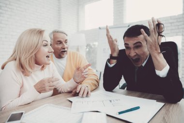 Yaşlı adam ve kadın ziyaret genç avukat ofiste. Önemli belgeler. Modern Hukuk Bürosu. Büyükbaba ve büyükanne. Gri saçlı insanlar. Genç savunucusu. Adalet ve Hukuk kavramları.