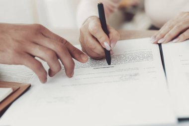 Yaşlı adam ve kadın ziyaret genç avukat ofiste. Önemli belgeler. Modern Hukuk Bürosu. Büyükbaba ve büyükanne. Gri saçlı insanlar. Genç savunucusu. Adalet ve Hukuk kavramları.