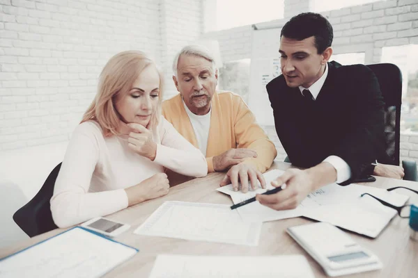 Old Man Woman Visiting Young Lawyer Office Documentos Importantes Oficina — Foto de Stock