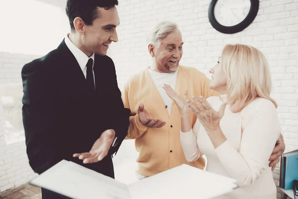 Old Man Woman Visiting Young Lawyer Office Documentos Importantes Oficina — Foto de Stock