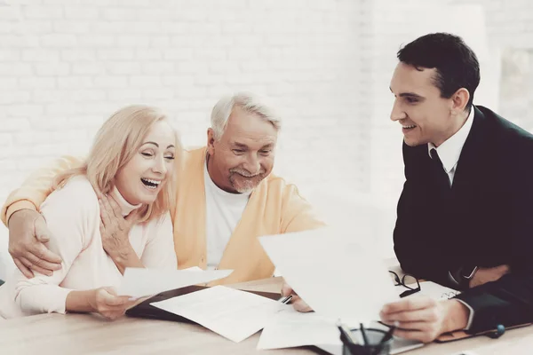 Gammal Man Och Kvinna Besök Ung Advokat Office Viktiga Dokument — Stockfoto