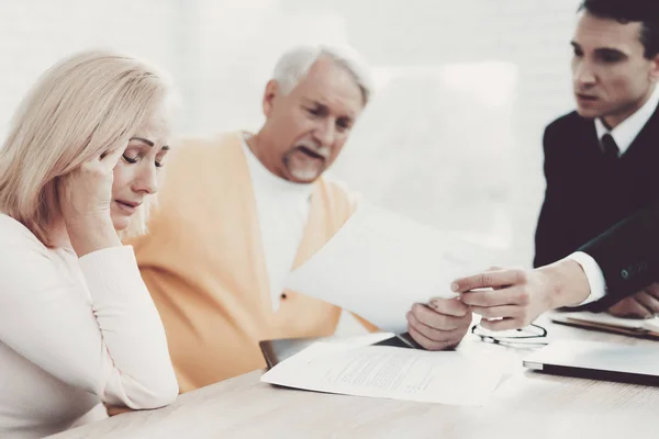 Oude Man Vrouw Een Bezoek Jonge Advocaat Office Belangrijke Documenten — Stockfoto