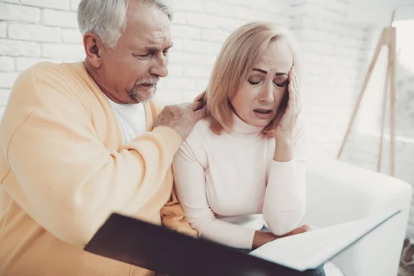 Vieil Homme Près Vieille Femme Avec Des Documents Dans Dossier — Photo