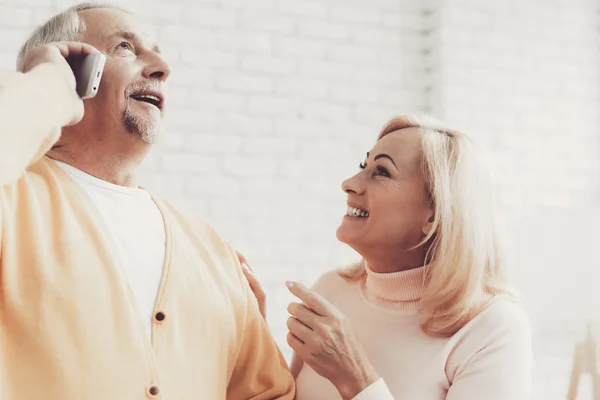 Vecchio Sorridente Una Donna Che Parlano Smartphone Seduto Sul Divano — Foto Stock