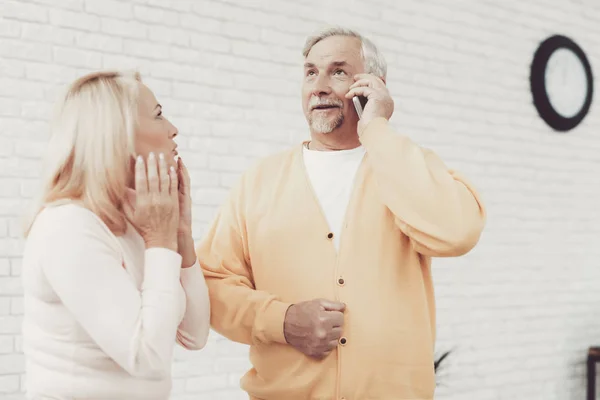 Χαμογελώντας Ηλικιωμένος Άντρας Και Γυναίκα Μιλούν Στο Smartphone Κάθεται Στο — Φωτογραφία Αρχείου