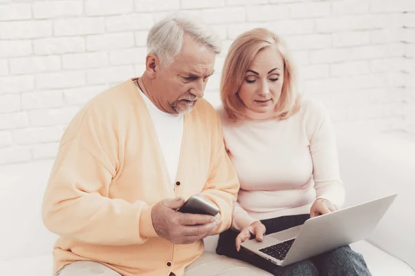 Vecchio Vicino Vecchia Donna Con Smartphone Laptop Seduto Sul Divano — Foto Stock