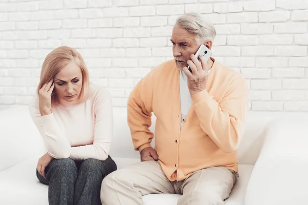 Vecchio Vicino Sconvolto Vecchia Donna Parlare Smartphone Seduto Sul Divano — Foto Stock
