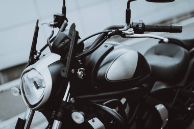 Siyah hız motosiklet kavramı. Ön kamera görünümü. Yolculuk için hazır. Elektrik motoru. Deri koltuk. Motosiklet Direksiyon. Bisiklet far. Yeni nesil. Sokak araç. Yolculuk taşıma.