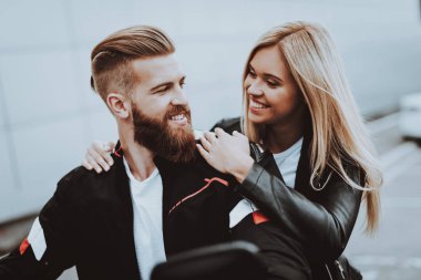 Adam ve kadın motosiklet üzerinde oturuyor. Geziye gidiyor. Moda biniciler. Kendine güvenen bakıyordu. Araç hız. Motorcu sakallı. Motosiklet kavramı. Klasik tarzı. Sürücü için hazır. Birlikte açma.