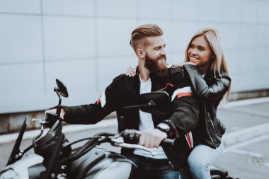 Adam ve kadın motosiklet üzerinde oturuyor. Geziye gidiyor. Moda biniciler. Kendine güvenen bakıyordu. Araç hız. Motorcu sakallı. Motosiklet kavramı. Klasik tarzı. Sürücü için hazır. Birlikte açma.