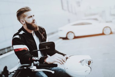 Deri ceketli adamı motosiklet üzerinde oturuyor. Geziye gidiyor. Moda binici. Kendine güvenen bakışları. Araç hız. Havalı motorcu sakallı. Motosiklet kavramı. Klasik tarzı. Sürücü hazır.