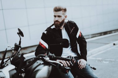 Deri ceketli adamı motosiklet üzerinde oturuyor. Geziye gidiyor. Moda binici. Kendine güvenen bakışları. Araç hız. Havalı motorcu sakallı. Motosiklet kavramı. Klasik tarzı. Sürücü hazır.