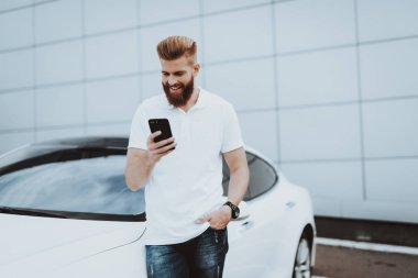 Telefona yakın Tesla araba adam görüşmeler. Şarj istasyonu. Otomobil park yeri. Yenilik teknoloji. Yeni nesil Electro hibrid araç. Ekoloji istasyonu. Futuristik güç. Gadget'ı kavramı.