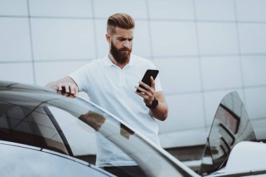 Telefona yakın Tesla araba adam görüşmeler. Şarj istasyonu. Otomobil park yeri. Yenilik teknoloji. Yeni nesil Electro hibrid araç. Ekoloji istasyonu. Futuristik güç. Gadget'ı kavramı.