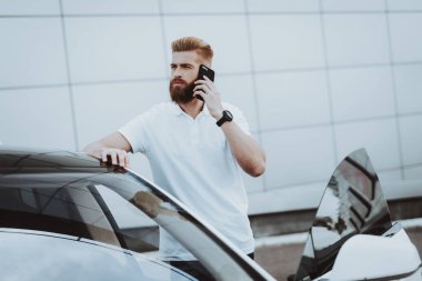 Telefona yakın Tesla araba adam görüşmeler. Şarj istasyonu. Otomobil park yeri. Yenilik teknoloji. Yeni nesil Electro hibrid araç. Ekoloji istasyonu. Futuristik güç. Gadget'ı kavramı.