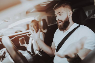 Tesla araba tekerlek arkasındaki adam. Ön koltuk kız. Yenilik teknoloji. Yeni nesil Electro hibrid araç. Lüks tasarım. Futuristik güç. Seatbells bağla. Sürüş testi.