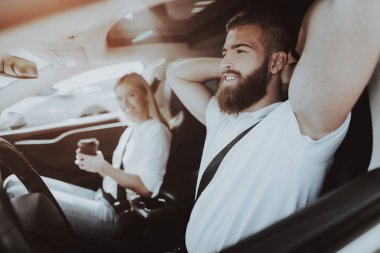 Tesla araba tekerlek arkasındaki adam. Ön koltuk kız. Yenilik teknoloji. Yeni nesil Electro hibrid araç. Lüks tasarım. Futuristik güç. Seatbells bağla. Sürüş testi.