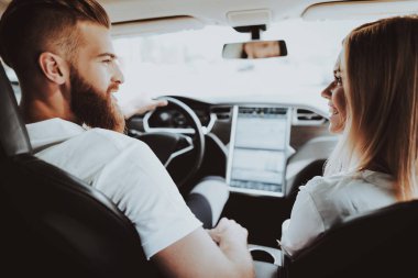 Tesla araba tekerlek arkasındaki adam. Ön koltuk kız. Yenilik teknoloji. Yeni nesil Electro hibrid araç. Lüks tasarım. Futuristik güç. İletim üzerinde ver. Sürüş testi.