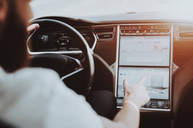 Tesla arabadaki beyaz adam. Ön koltuk kavramı. Yenilik teknoloji. Yeni nesil Electro hibrid araç. Lüks tasarım. Futuristik güç. Eller üstünde göstermek. Direksiyon başında.