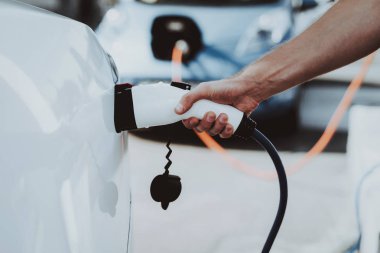 Tesla araba. Otomobil şarj Tank kavramı. Yenilik teknoloji. Yeni nesil Electro hibrid araç. Ekoloji şarj istasyonu. Lüks tasarım. Futuristik güç. Hood görünümü. Business Class.