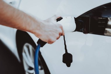 Tesla araba. Otomobil şarj Tank kavramı. Yenilik teknoloji. Yeni nesil Electro hibrid araç. Ekoloji şarj istasyonu. Lüks tasarım. Futuristik güç. Hood görünümü. Business Class.