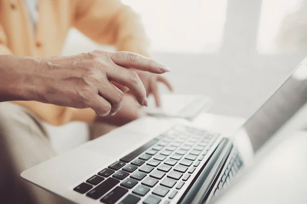 Vecchio Vicino Vecchia Donna Con Smartphone Laptop Seduto Sul Divano — Foto Stock