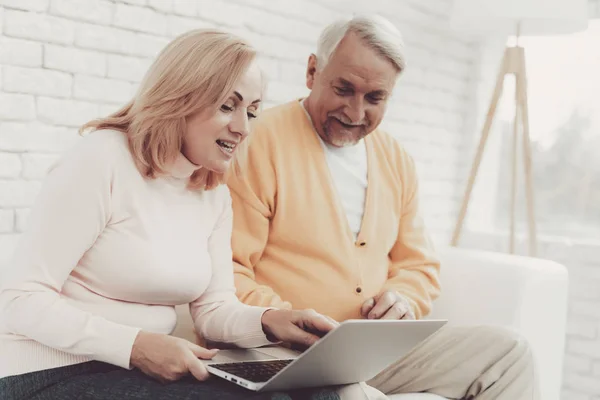 Vecchio Vicino Vecchia Donna Con Smartphone Laptop Seduto Sul Divano — Foto Stock