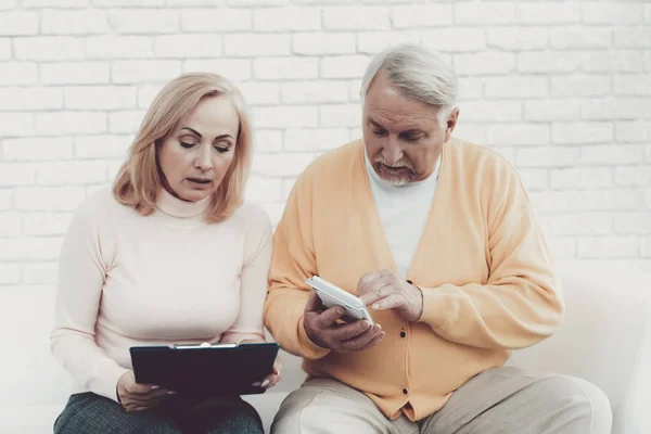 Old Man Old Woman Calculator Laptop Sitting White Sofa Woman — Stock Photo, Image