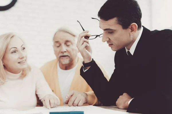 Old Man Woman Visiting Young Lawyer Office Important Documents Modern — Stock Photo, Image