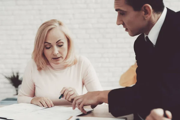 Old Man Woman Visiting Young Lawyer Office Documentos Importantes Oficina — Foto de Stock