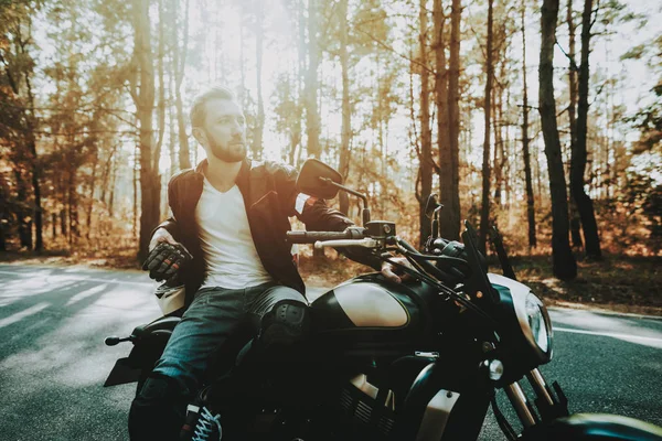 Motocycliste Arrête Sur Autoroute Dans Une Forêt Speed Vehicle Cool — Photo