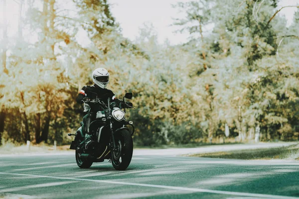 Motociclista Capacete Está Andando Estrada Uma Floresta Veículo Velocidade Piloto — Fotografia de Stock