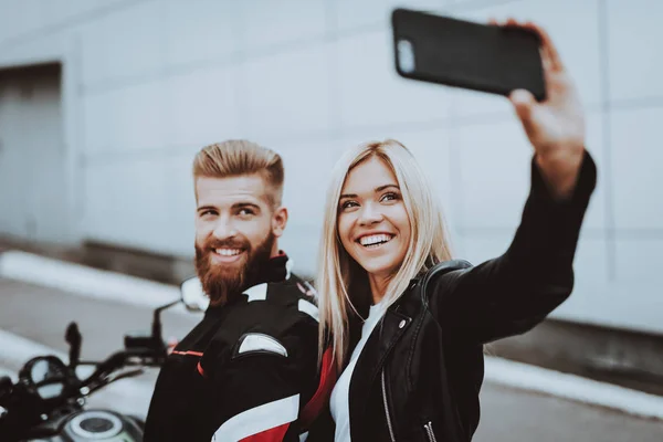 Homem Mulher Fazer Selfie Sentados Numa Bicicleta Vai Para Passeio — Fotografia de Stock