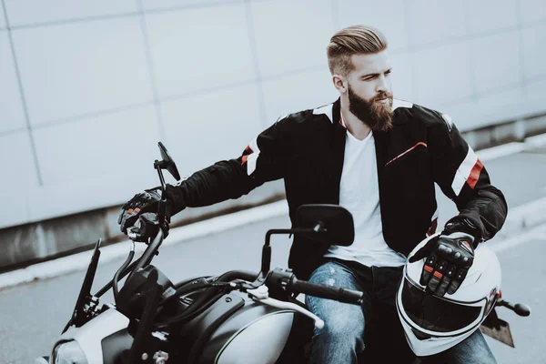 オートバイの革のジャケットの男性が座っています 乗車のために行きます ファッション ライダー 自信を持って凝視 速車両 ひげとクールなバイカー バイクのコンセプトです 古典的なスタイルです ドライブ準備ができて — ストック写真