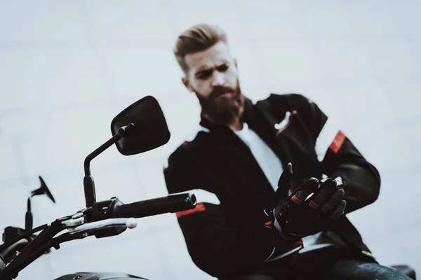 穿皮夹克的人坐在摩托车上 去兜风时尚骑手 自信的凝视 速度车 有胡子的酷机车 摩托车概念 经典风格 武器叉腰 — 图库照片