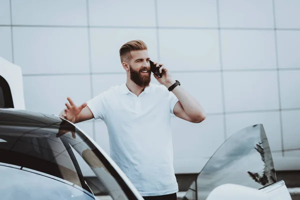 Hombre Habla Por Teléfono Cerca Tesla Car Estación Carga Estacionamiento —  Fotos de Stock