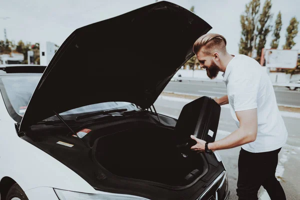 Чоловік Вставляє Сумку Автомобіль Tesla Зарядна Станція Автомобільна Концепція Інноваційні — стокове фото